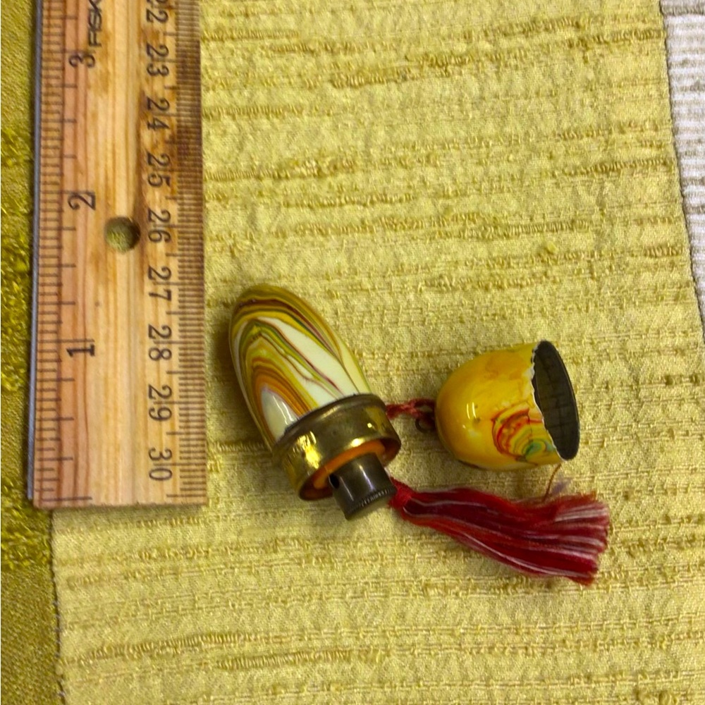 Antique needle/thread holder. Metal with enamel cover. Beautiful condition. - Picture 5 of 7